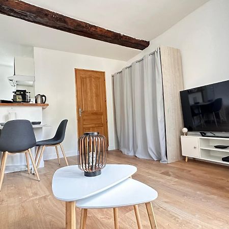 Home Up Pontoise Buitenkant foto