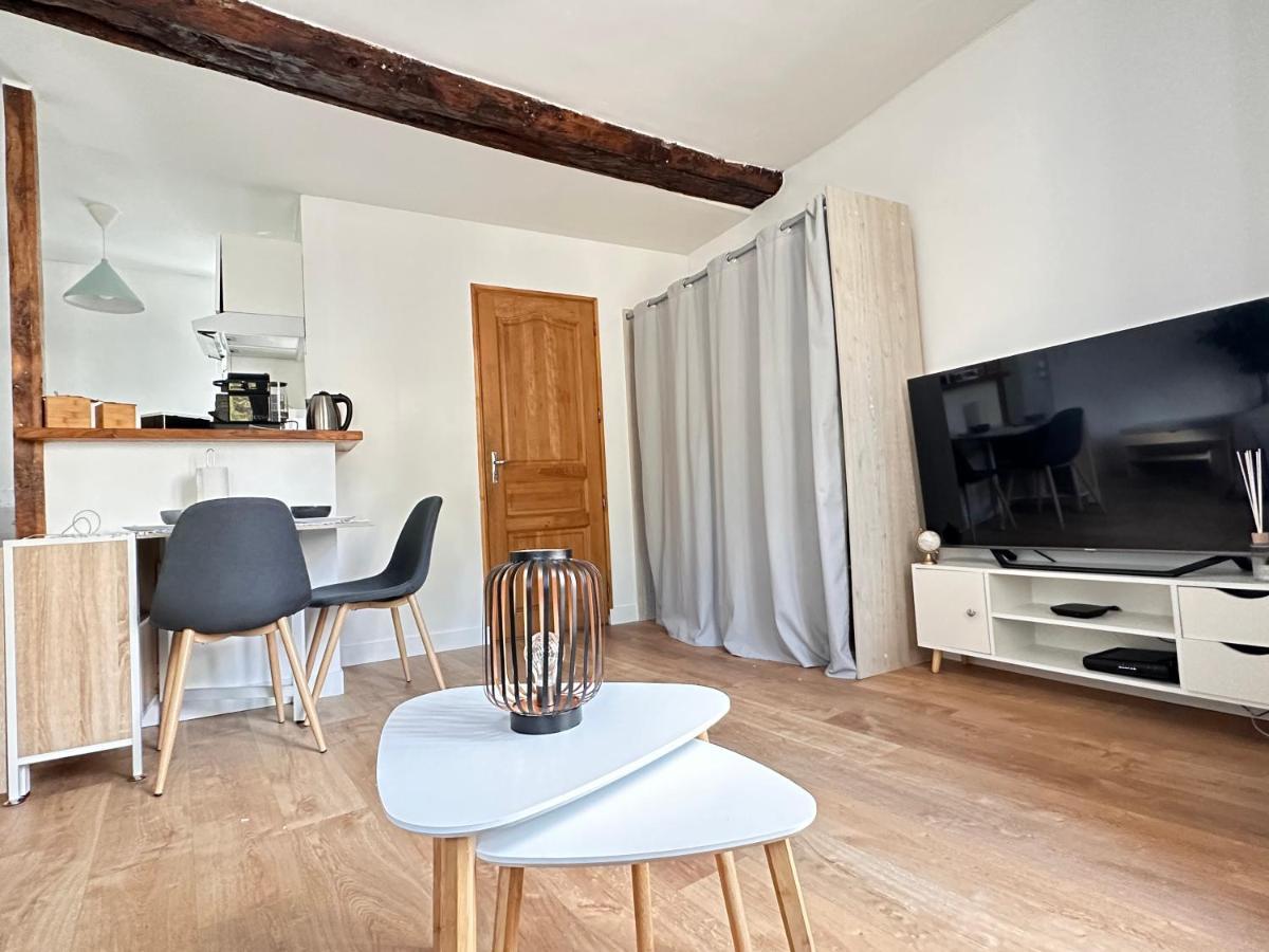 Home Up Pontoise Buitenkant foto